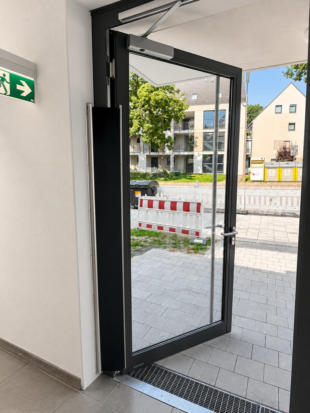 Schwarze Glas-Stahltür als Fluchtweg