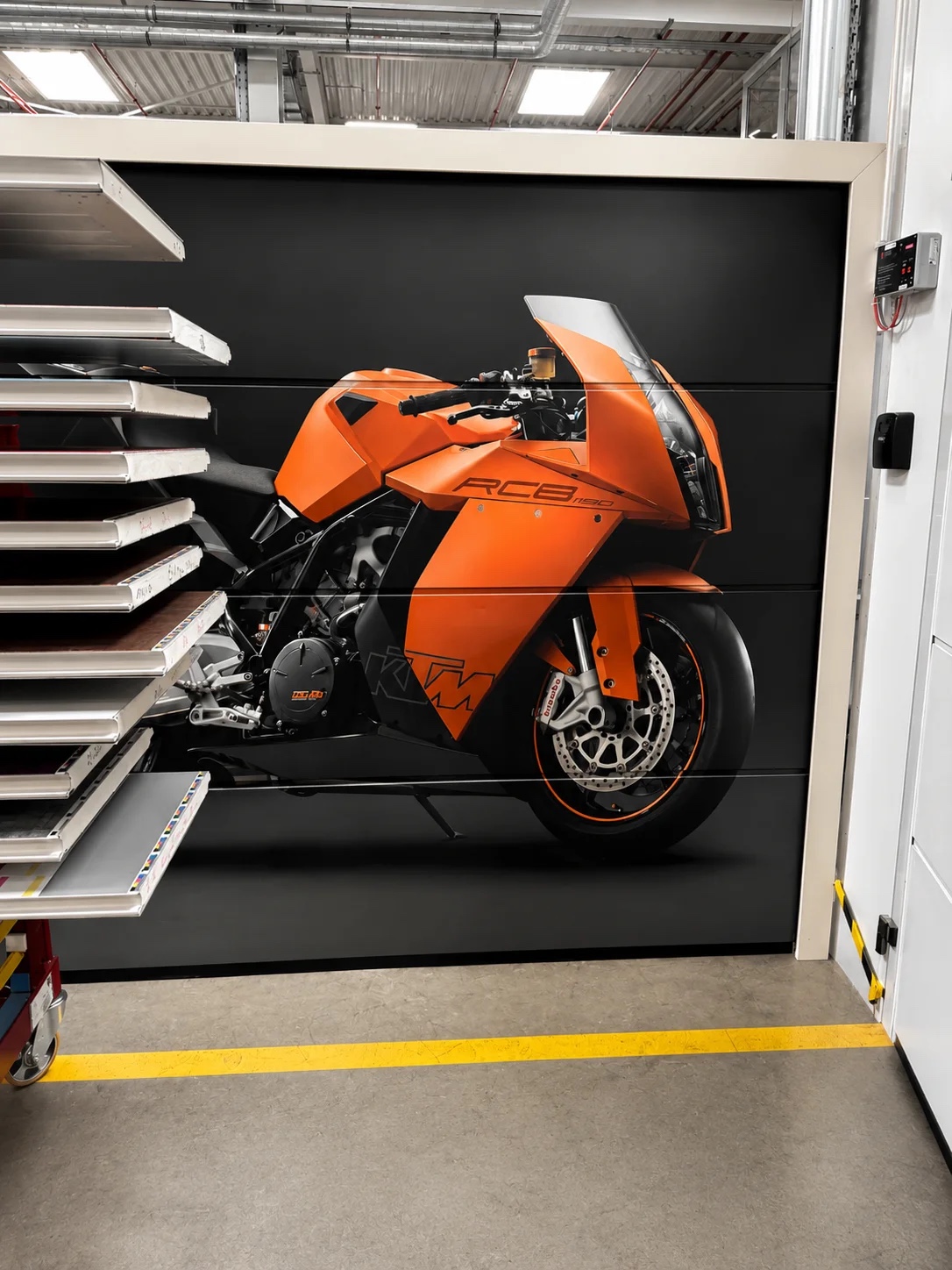 Individuell bedrucktes Design-Sektionaltor mit Motorrad-Motiv, gefertigt von Achims Montage