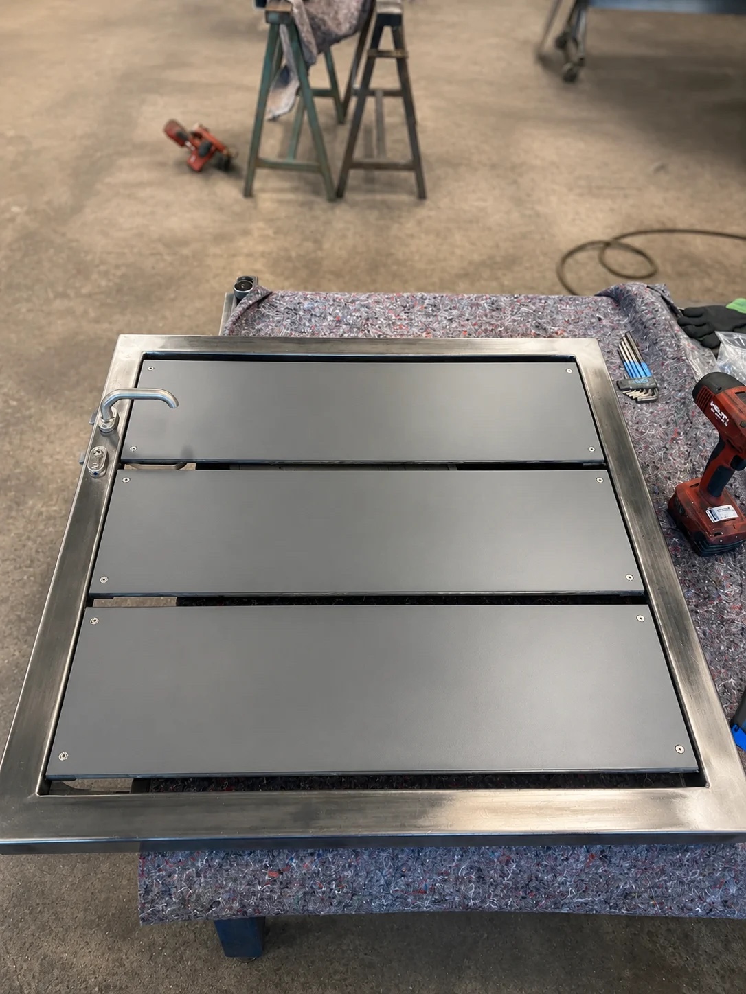 Maßgefertigtes Metalltor in der Werkstattfertigung