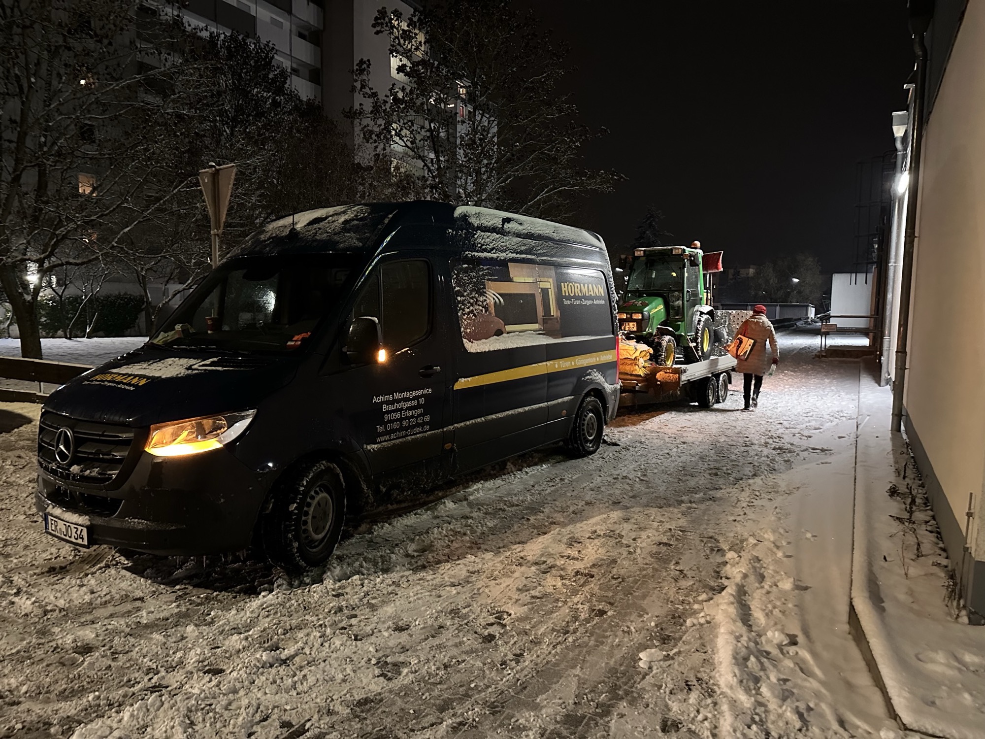 Winterdienst-Einsatz bei Nacht: Servicefahrzeug mit Schneeräumtraktor in Erlangen